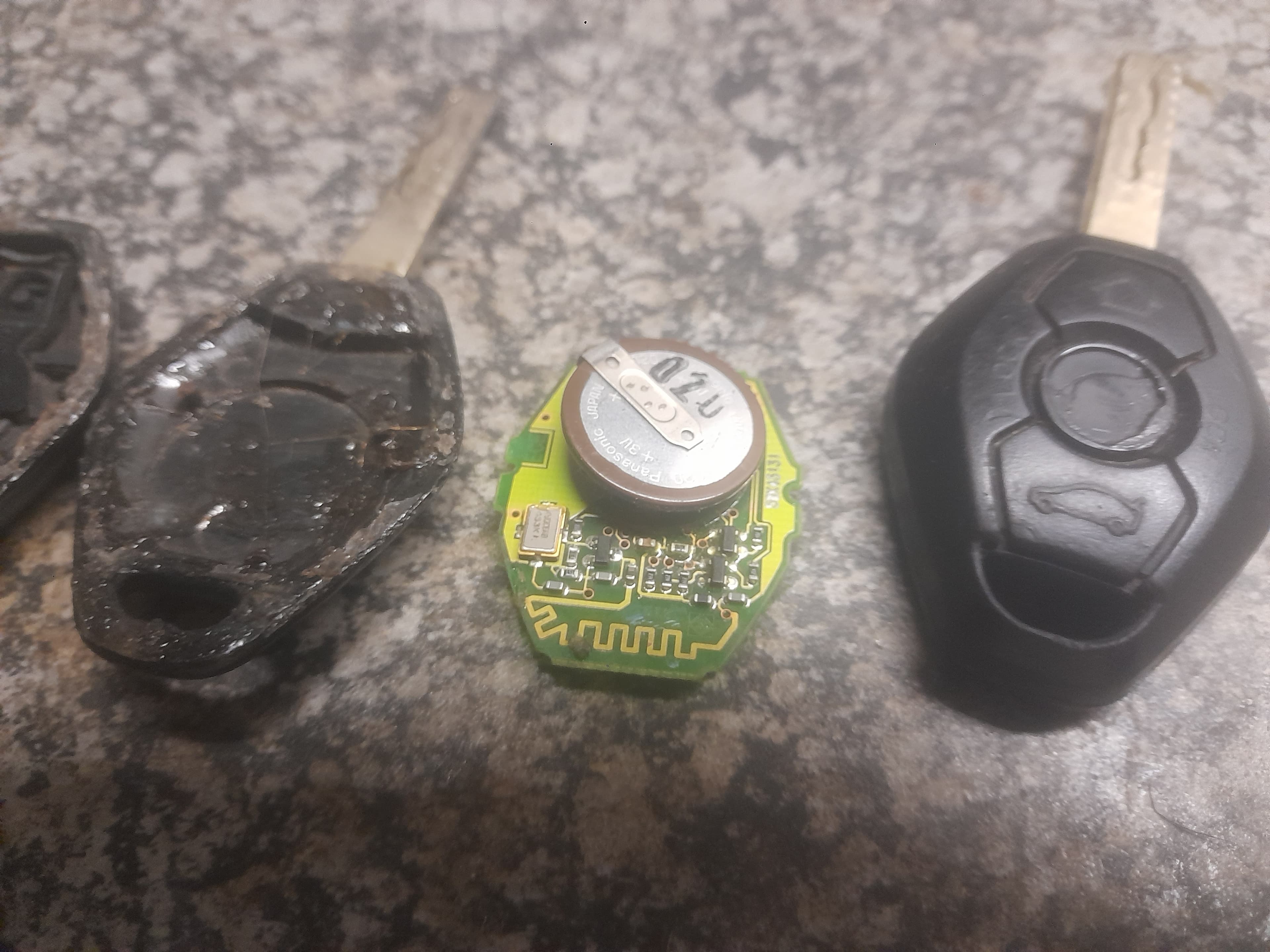 BMW E46 key fob with battery compartment open